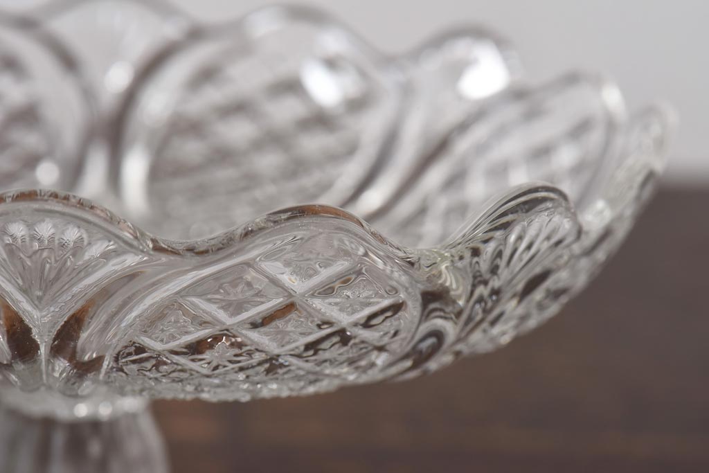アンティーク雑貨　イギリスビンテージ　花のようなシルエットが素敵なガラスコンポート(プレスガラス)