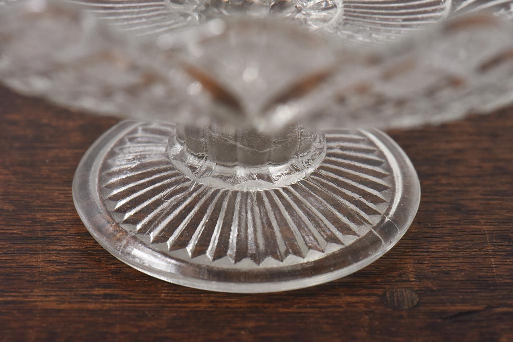 アンティーク雑貨　イギリスビンテージ　花のようなシルエットが素敵なガラスコンポート(プレスガラス)