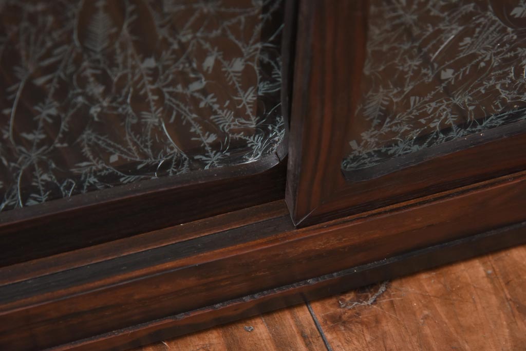 アンティーク家具　和製アンティーク　黒檀・欅　結霜ガラスが趣添える古い置き床(置床、収納棚、飾り台)