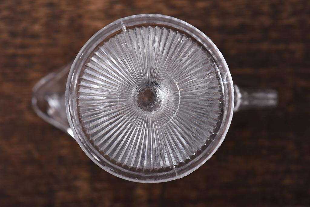 アンティーク雑貨　イギリスビンテージ　カスタードカップのような形のガラスピッチャー(ジャグ)