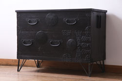 アンティーク家具　明治期　鉄脚リメイク　インダストリアルな雰囲気漂う箪笥ローボード(リビングボード、チェスト)です。