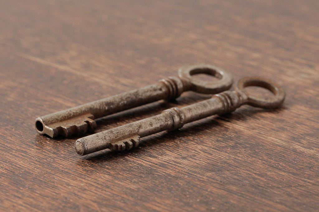 アンティーク雑貨　フランスアンティーク　味のある風合いが魅力の古いキー2本セット(鍵、カギ)(R-035475)