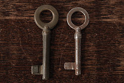 アンティーク雑貨　フランスアンティーク　ブロカントスタイルに合うシャビーなキー2本セット(鍵、カギ)(R-035480)