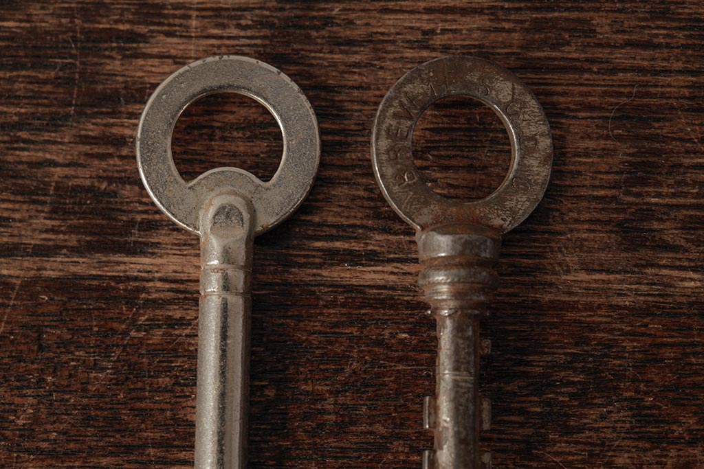 アンティーク雑貨　フランスアンティーク　VACHETTE　ブロカントスタイルに合うシャビーなキー2本セット(鍵、カギ)(R-035481)