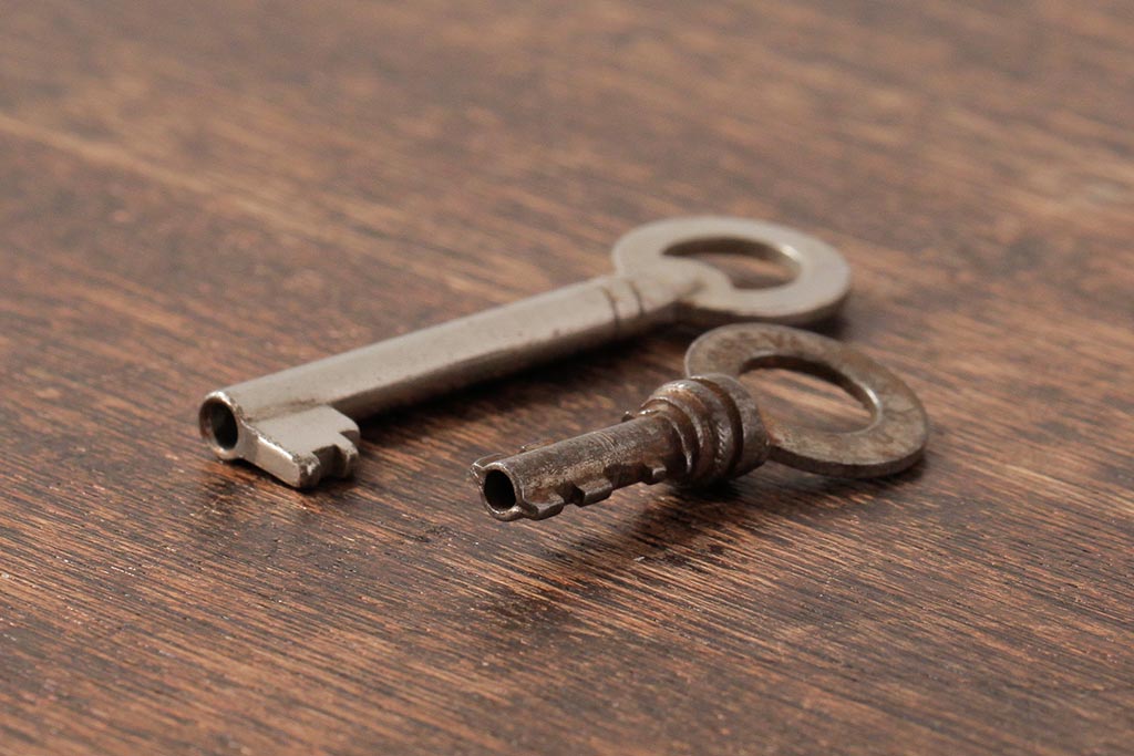 アンティーク雑貨　フランスアンティーク　VACHETTE　ブロカントスタイルに合うシャビーなキー2本セット(鍵、カギ)(R-035481)
