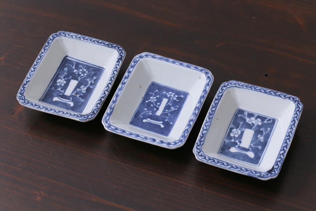 超激安定番R-035738 江戸期　梅の図　和の空間を彩るアンティークの染付小皿3枚セット(角皿、和食器)(2) 染付