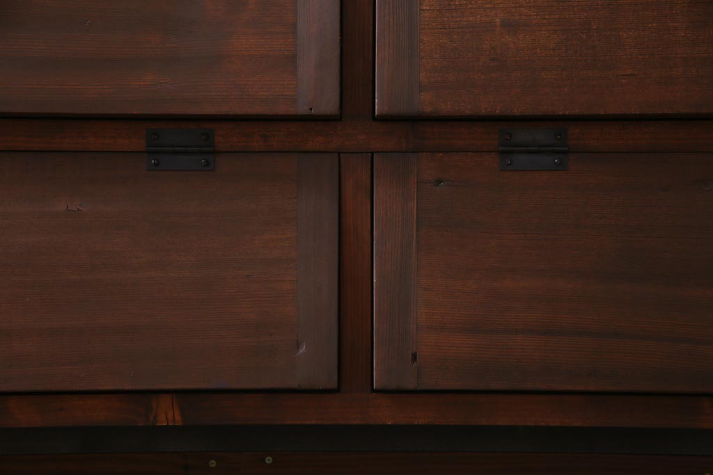 ラフジュ工房オリジナル　古材リメイク　前板サワラ材　鉄脚付き　パタパタ扉が使い勝手の良い収納棚(リビングボード、戸棚、下駄箱)