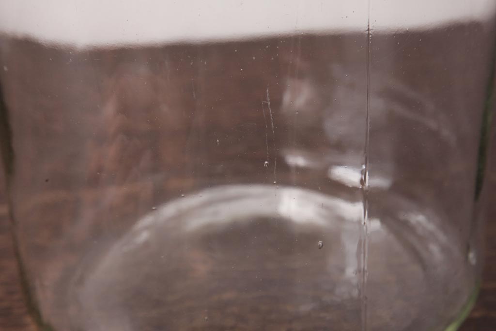 レトロ雑貨　昭和レトロ　蓋のエンボスが印象的な蓋付きガラスビン(ガラス瓶、硝子瓶)(R-036736)