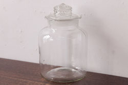 レトロ雑貨　昭和レトロ　蓋のエンボスが印象的な蓋付きガラスビン(ガラス瓶、硝子瓶)(R-036736)