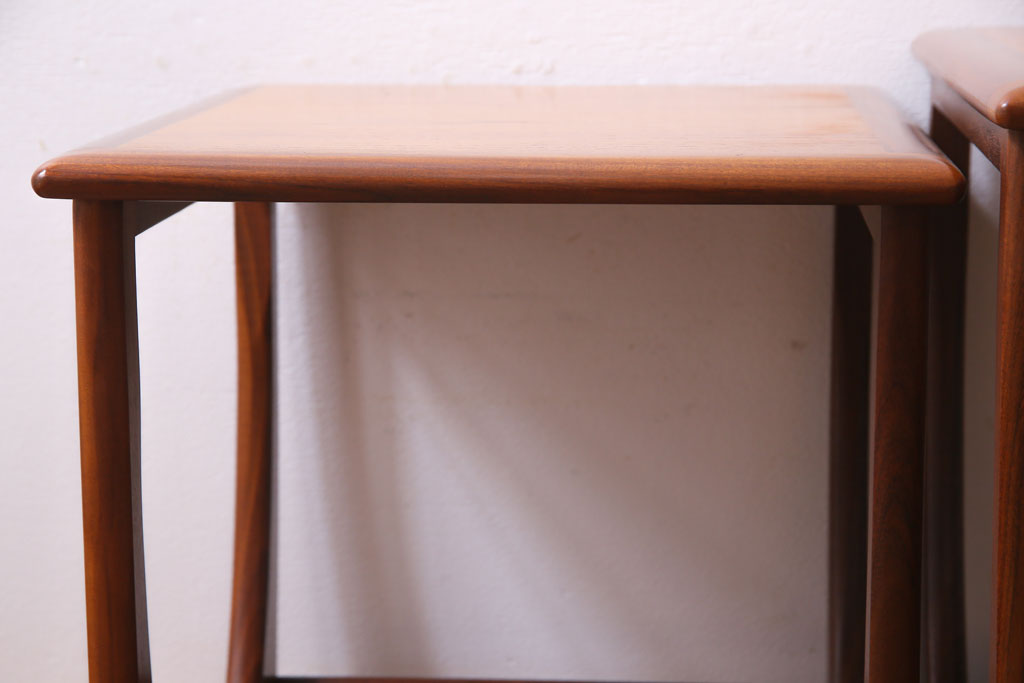 ヴィンテージ家具　北欧ビンテージ　G-PLAN(ジープラン)　チーク材　タイルトップがお洒落なネストテーブル(サイドテーブル)