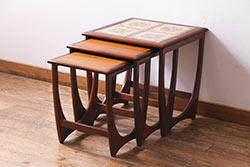 ヴィンテージ家具　北欧ビンテージ　G-PLAN(ジープラン)　チーク材　タイルトップがお洒落なネストテーブル(サイドテーブル)