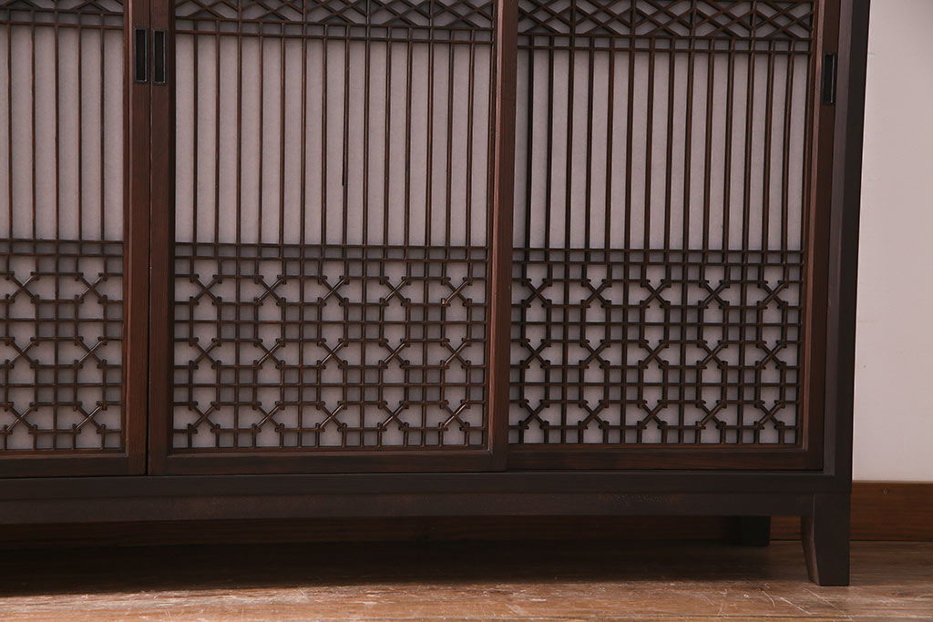 ラフジュ工房オリジナル　アンティーク建具リメイク　脚付き　緻密な組子が魅力の和風キャビネット(書院戸、収納棚、戸棚)(R-036971)
