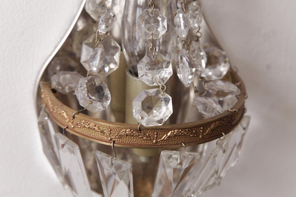 ビンテージ照明　フランスヴィンテージ　真鍮製　エンパイア様式　ガラスドロップが素敵な小振りのウォールランプ(壁掛け照明)(R-036979)