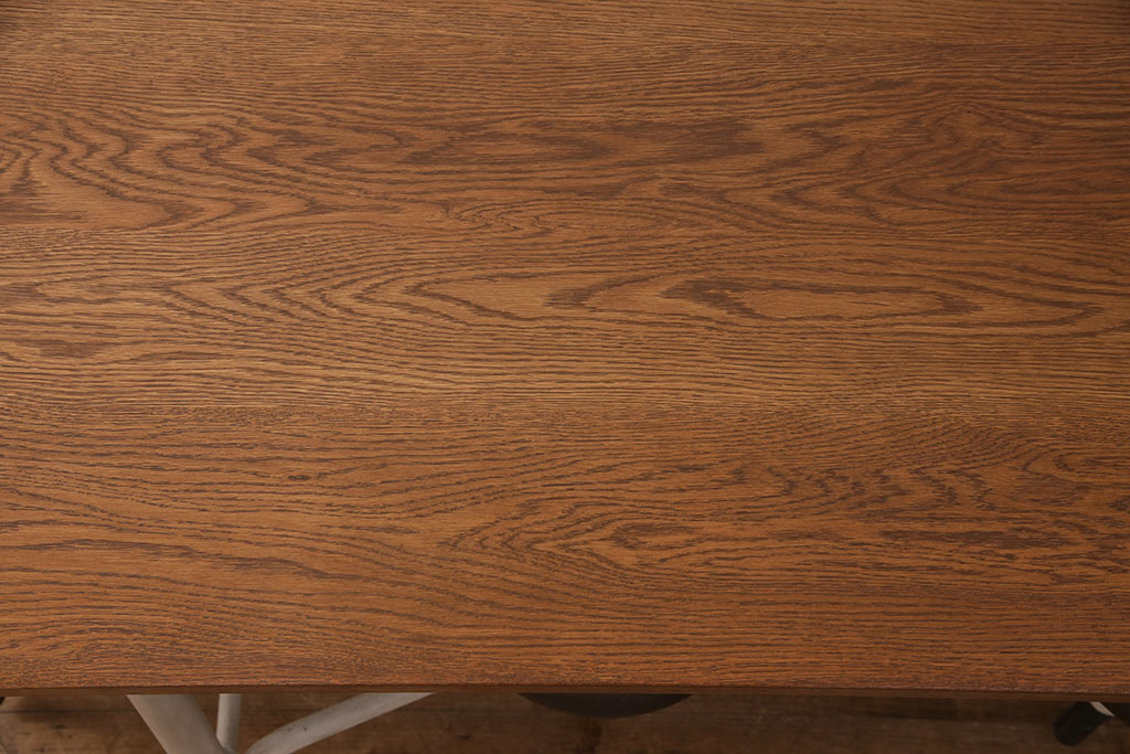 【セミオーダー家具実例】6脚格納スツール付きテーブルに高品質リペアを施しました。木本来の温かみとアンティークホワイトのペイントでナチュラルな雰囲気に仕上げました。(ダイニングテーブル、椅子)
