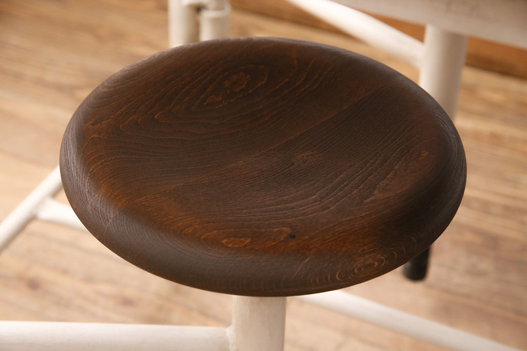 【セミオーダー家具実例】6脚格納スツール付きテーブルに高品質リペアを施しました。木本来の温かみとアンティークホワイトのペイントでナチュラルな雰囲気に仕上げました。(ダイニングテーブル、椅子)