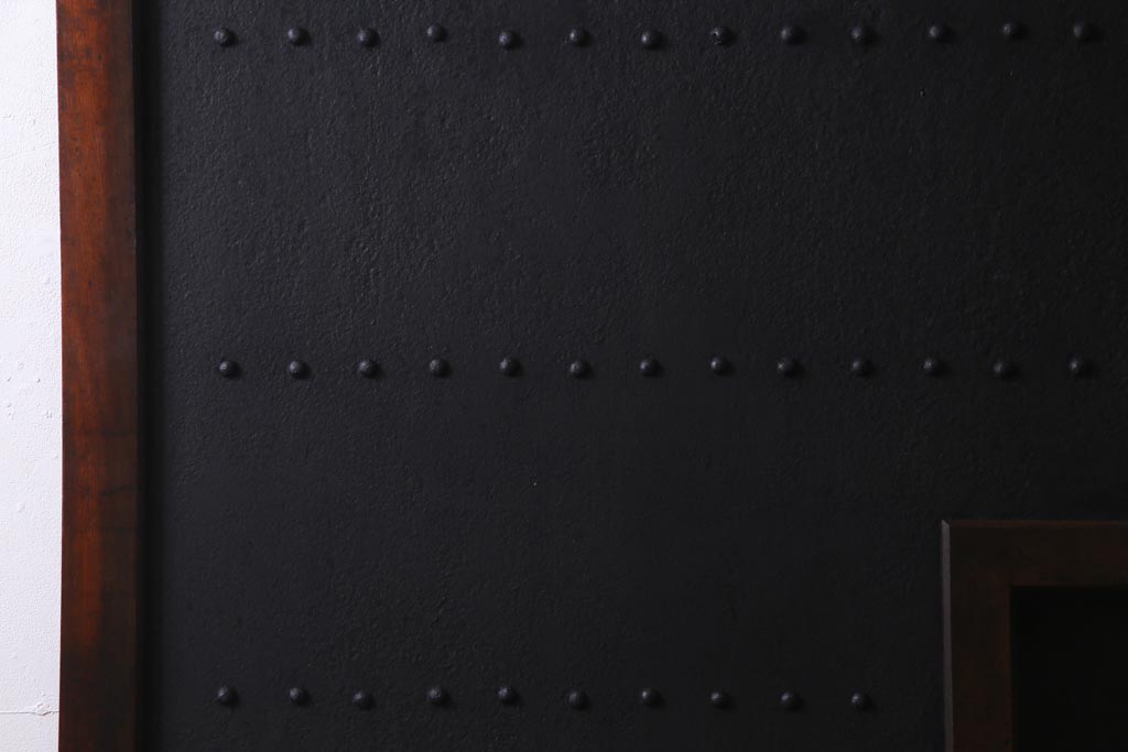 アンティーク建具　枠組みケヤキ材　鉄板付き　使い込まれた渋さが魅力的な鉄扉(蔵戸、引き戸、玄関戸)(R-037309)