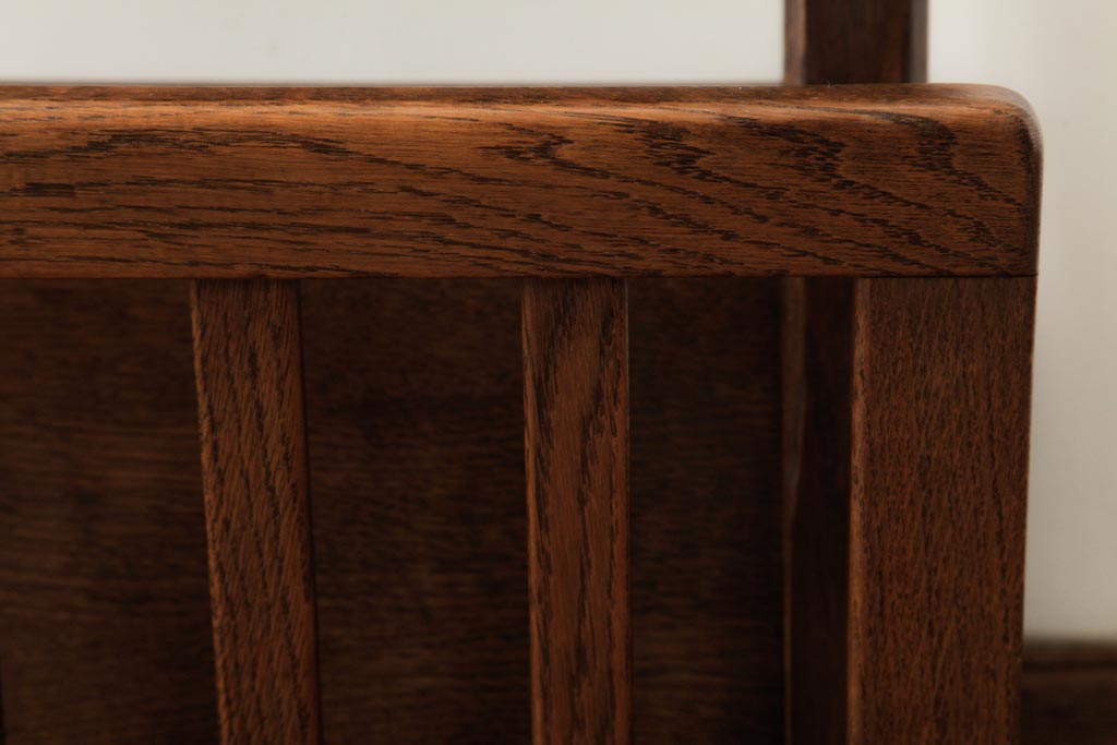 中古　海外輸入家具　マガジンラック付き　木の温もり溢れるオーク材製のサイドテーブル(R-037345)