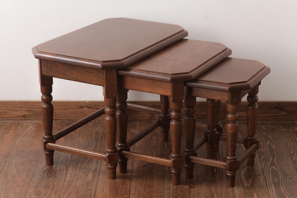 中古　海外輸入家具　クラシックカントリーにおすすめなオーク材製ネストテーブル(サイドテーブル)(R-037353)