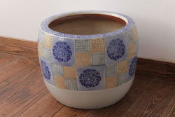アンティーク雑貨　昭和初期　牡丹の図　タイルのようなデザインが可愛らしい瀬戸火鉢(鉢カバー)(R-037417)