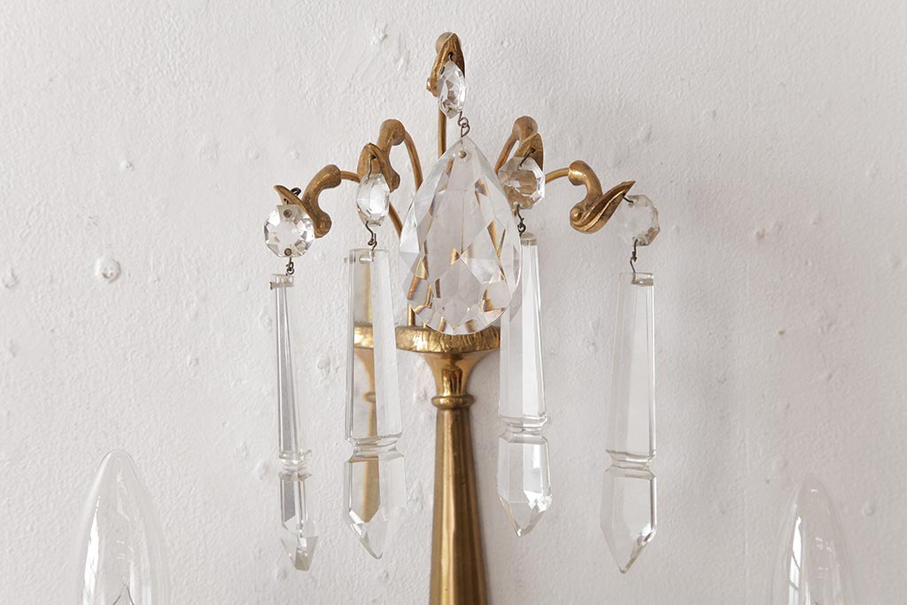 ビンテージ照明　真鍮製　ガラスドロップとカメオがおしゃれなフランスヴィンテージのウォールランプ(壁掛けシャンデリア、壁付け照明)(R-037588)
