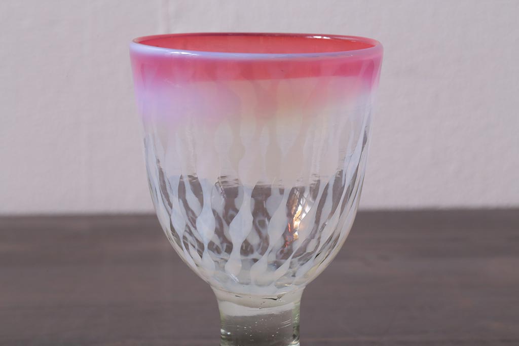 アンティーク雑貨　古民具・骨董　和ガラス　乳白色　赤縁玉垂れ文なつめ形氷コップ(R-037827)