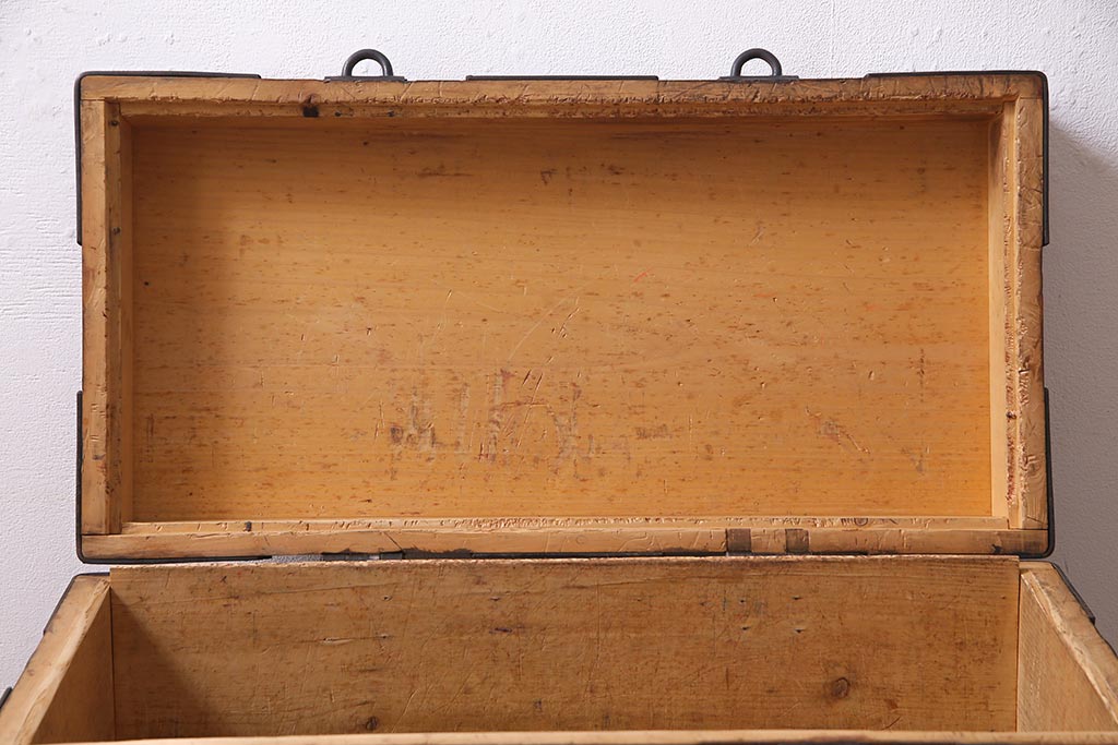 アンティーク雑貨　和製アンティーク　センターテーブルにも!重厚さ漂う木製トランク(木箱、収納箱)(R-037858)