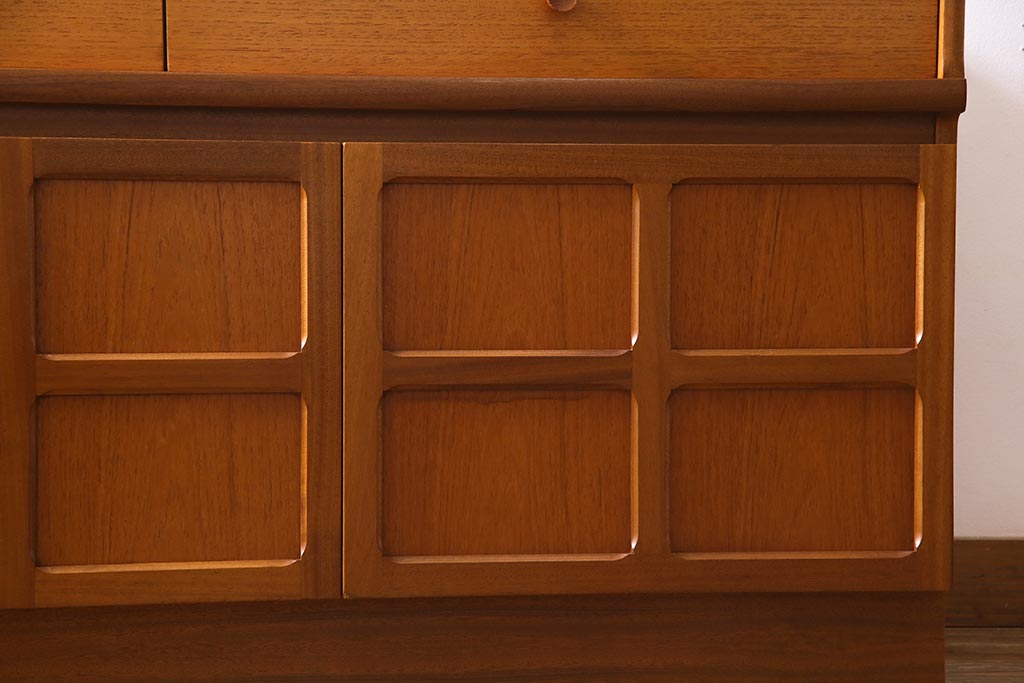 ヴィンテージ家具　北欧ビンテージ　スクエアのデザインが目を引くサイドボード(収納棚、戸棚)(R-037916)