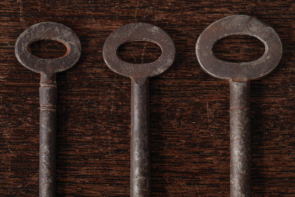 アンティーク雑貨　イギリスアンティーク　味のある風合いが魅力の古いキー3本セット(鍵、カギ)(R-037932)