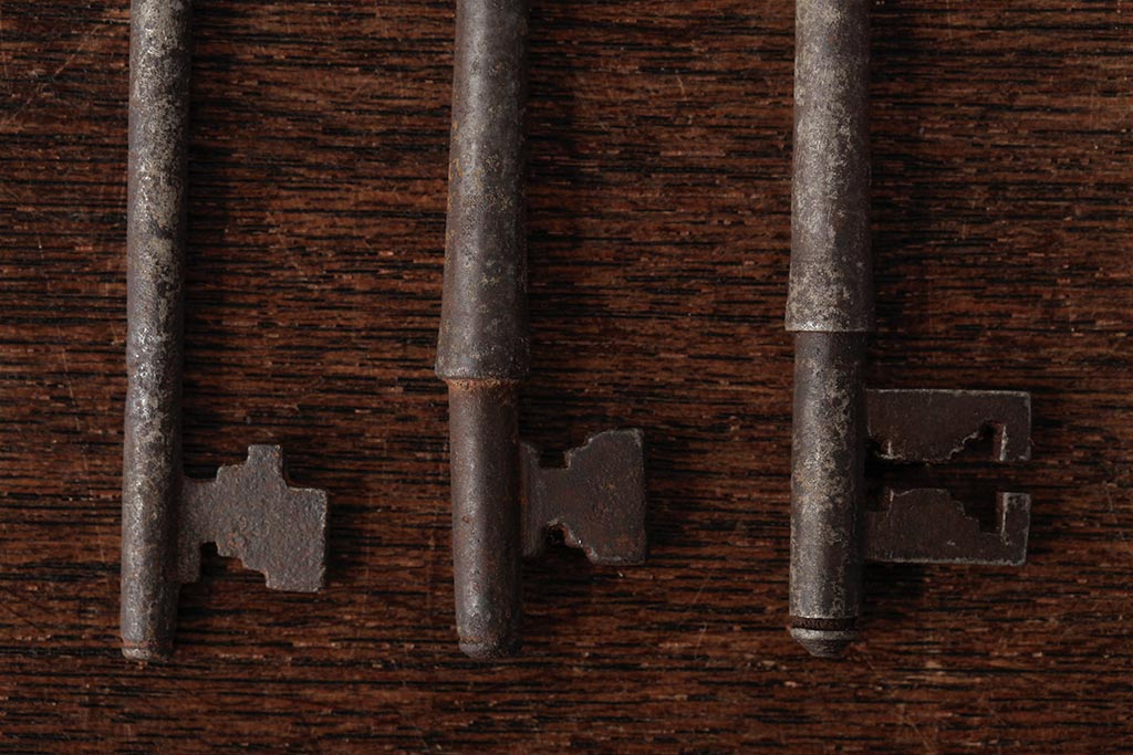 アンティーク雑貨　イギリスアンティーク　味のある風合いが魅力の古いキー3本セット(鍵、カギ)(R-037932)