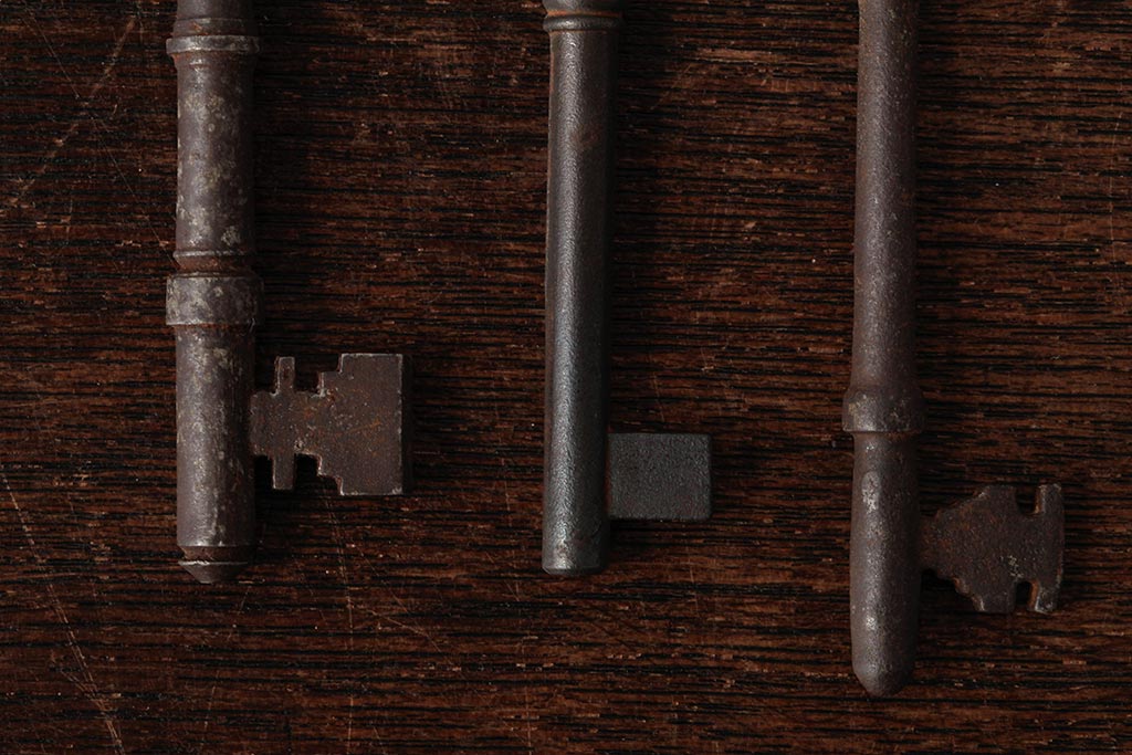 アンティーク雑貨　イギリスアンティーク　味のある風合いが魅力の古いキー3本セット(鍵、カギ)(R-037933)