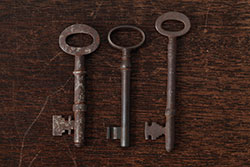 アンティーク雑貨　イギリスアンティーク　味のある風合いが魅力の古いキー3本セット(鍵、カギ)(R-037933)