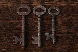 アンティーク雑貨　イギリスアンティーク　味のある風合いが魅力の古いキー3本セット(鍵、カギ)(R-037935)