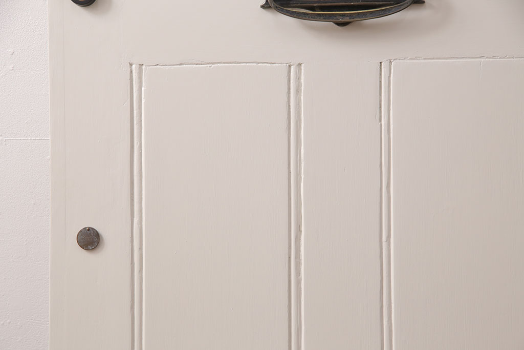 【セミオーダー家具実例】木製ドアに高品質リペアを施しました。高さと幅をご要望サイズにリサイズ  し、右勝手の内開き仕様で、黒の本締錠を取り付け。ルームナンバーと雨避けは取り外しまし  た。アンティークホワイトのベタ塗りで仕上げ、アンティークの雰囲気をそのままに!(扉、建具)