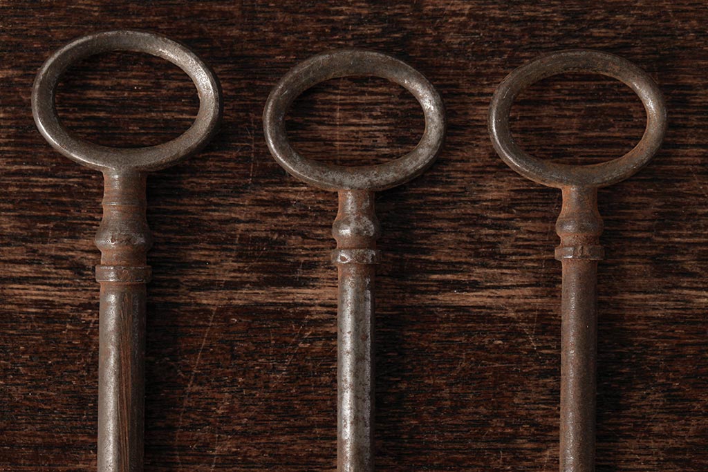 アンティーク雑貨　イギリスアンティーク　味のある風合いが魅力の古いキー3本セット(鍵、カギ)(R-038001)