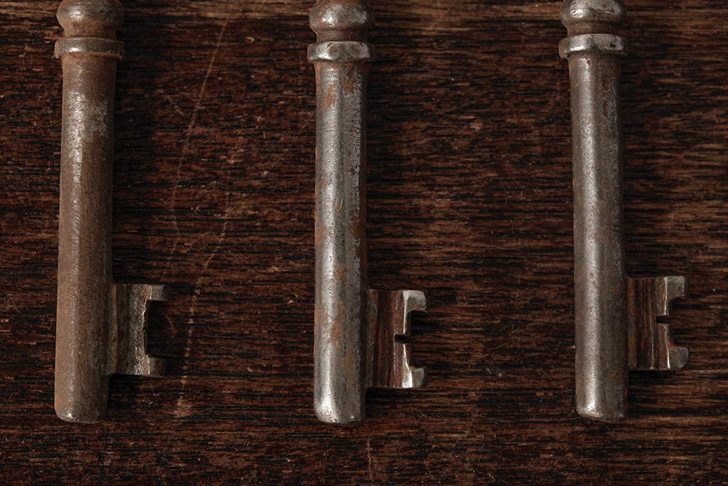 アンティーク雑貨　フランスアンティーク　ブロカントスタイルに合うシャビーなキー3本セット(鍵、カギ)(R-038004)