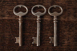 アンティーク雑貨　フランスアンティーク　ブロカントスタイルに合うシャビーなキー3本セット(鍵、カギ)(R-038004)
