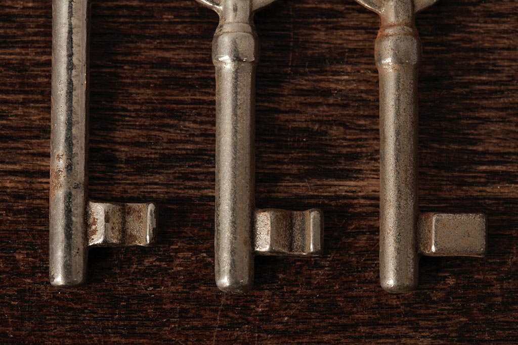 アンティーク雑貨　フランスアンティーク　ブロカントスタイルに合うシャビーなキー3本セット(鍵、カギ)(R-038006)