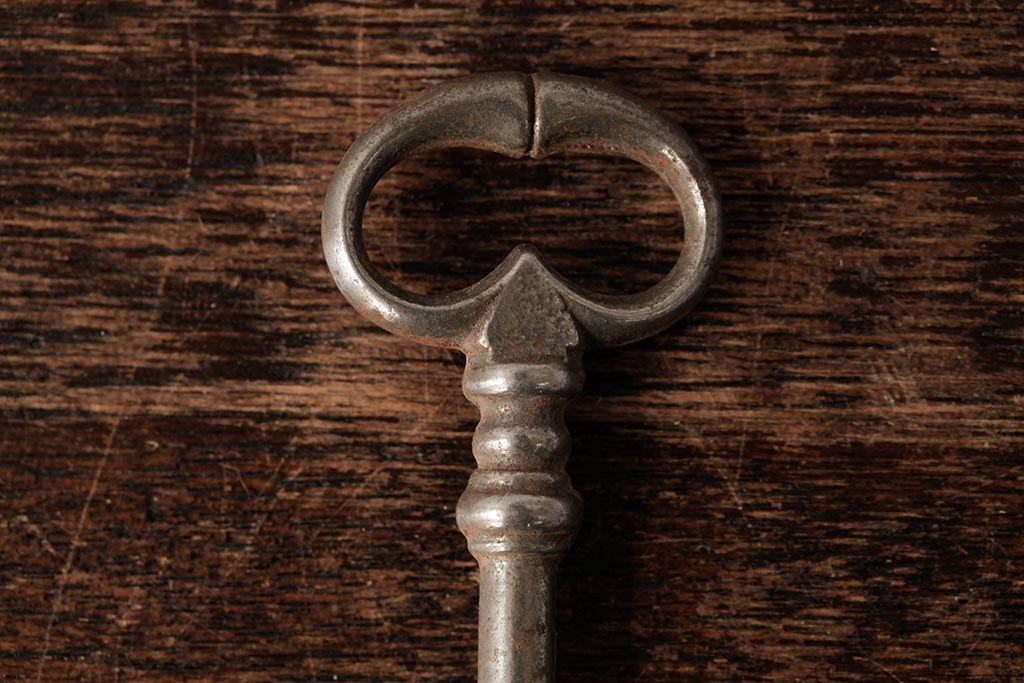 アンティーク雑貨　フランスアンティーク　ブロカントスタイルに合うシャビーなキー(鍵、カギ)(R-038009)
