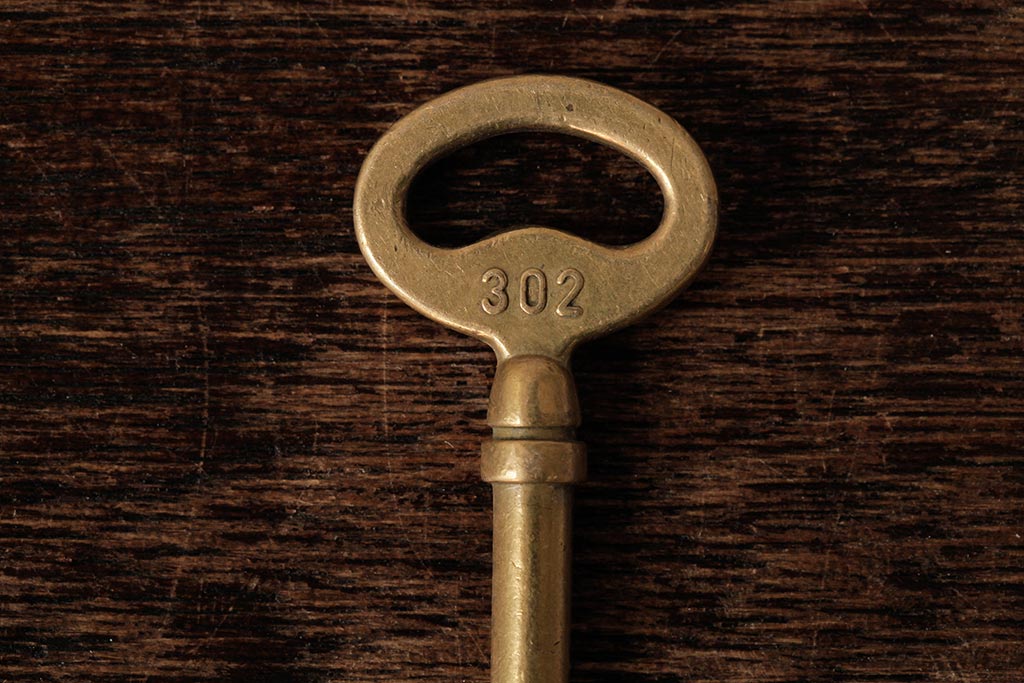 ヴィンテージ雑貨　フランスビンテージ　アンティークゴールドがおしゃれなキー(鍵、カギ)(R-038014)