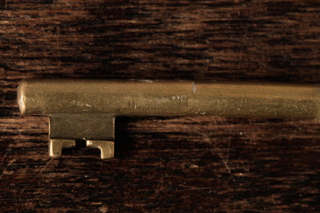 ヴィンテージ雑貨　フランスビンテージ　アンティークゴールドがおしゃれなキー(鍵、カギ)(R-038014)