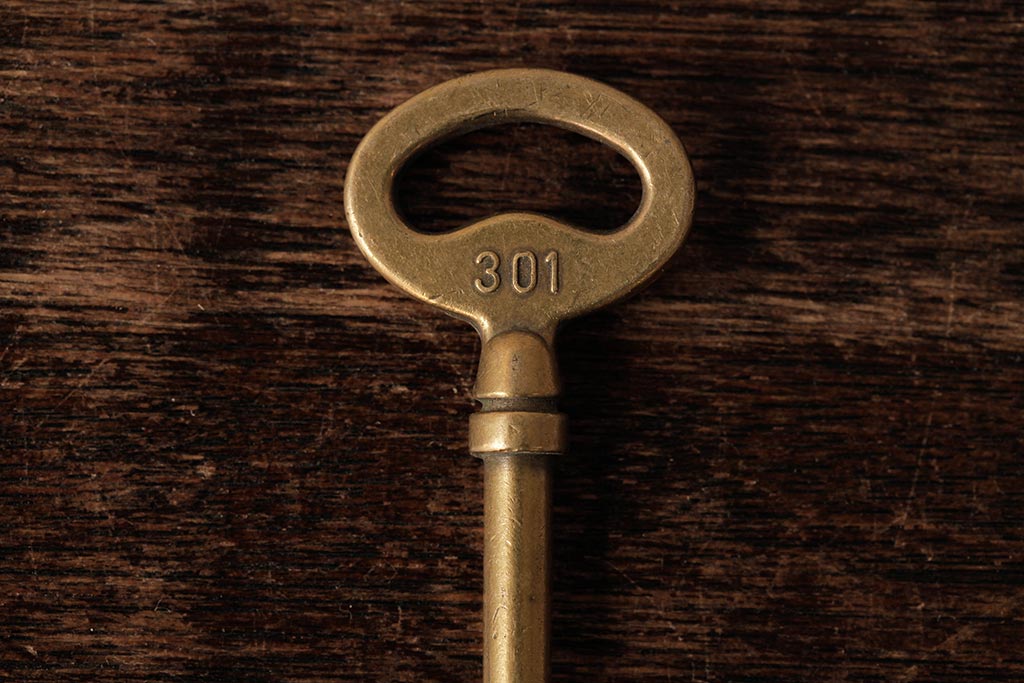 ヴィンテージ雑貨　フランスビンテージ　アンティークゴールドがおしゃれなキー(鍵、カギ)(R-038015)
