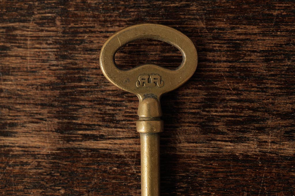 ヴィンテージ雑貨　フランスビンテージ　アンティークゴールドがおしゃれなキー(鍵、カギ)(R-038016)