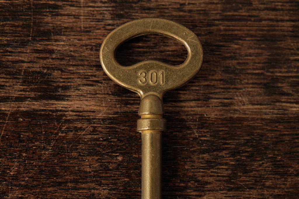 ヴィンテージ雑貨　フランスビンテージ　アンティークゴールドがおしゃれなキー(鍵、カギ)(R-038017)