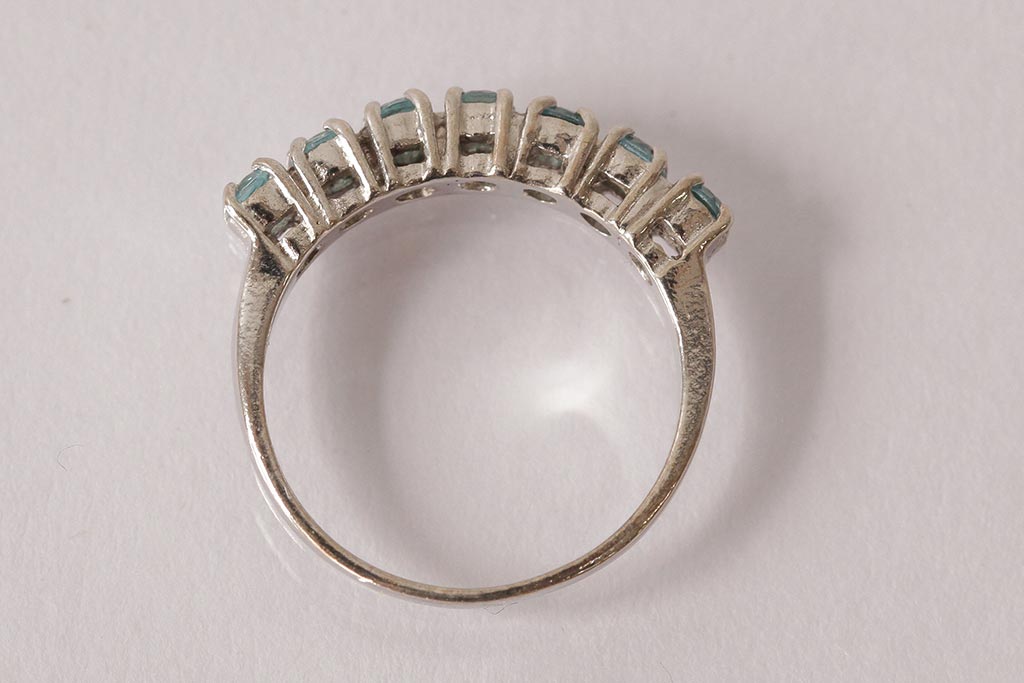 アンティーク雑貨　イギリスビンテージ　シルバー　ブルートパーズが並んだエレガントなリング(指輪、アクセサリー)(R-038039)