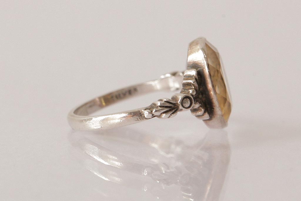 アンティーク雑貨　イギリスビンテージ　淡いイエローガラスのシルバーリング(指輪、アクセサリー)(R-038040)