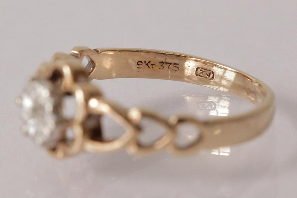 アンティーク雑貨　イギリスビンテージ　9K　箱付き　花モチーフの可愛らしいリング(指輪、アクセサリー)(R-038044)