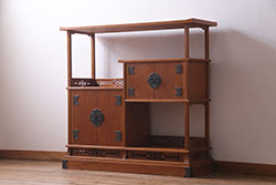 中古　国産　屋久杉　漆塗り　梅の意匠金具と透かし彫りがアクセントの茶棚(飾り棚、収納棚)(R-038149)