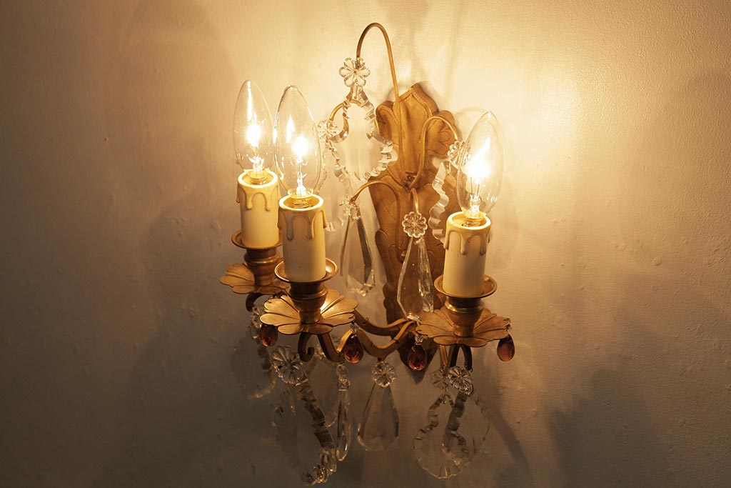 ビンテージ照明　真鍮製　ガラスドロップがおしゃれなフランスヴィンテージのウォールランプ(3灯、壁掛けシャンデリア、壁付け照明)(R-038240)