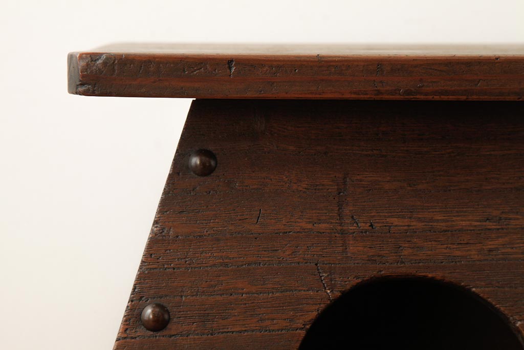 アンティーク家具　和製アンティーク　桐材・松材　渋さが漂う踏み台(R-038256)