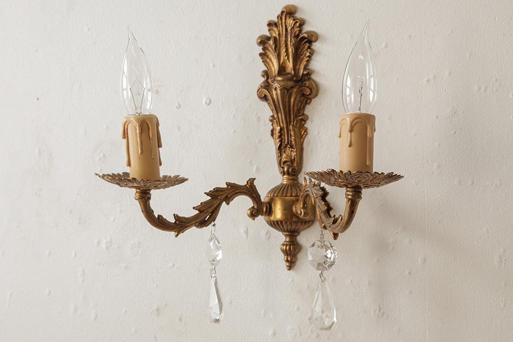 ヴィンテージ照明 フランスビンテージ 真鍮製 凝った装飾が優美な印象を与える2灯タイプのウォールランプ(壁付けシャンデリア、壁掛け照明)(R-038300)  ラフジュ工房